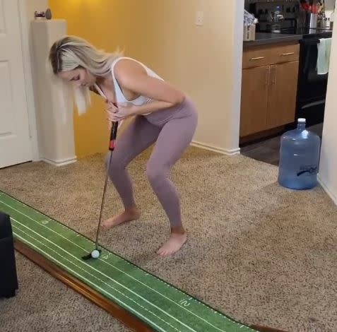 Paige Spiranac示範「豪乳夾球桿」一桿進洞。（圖／翻攝自IG）