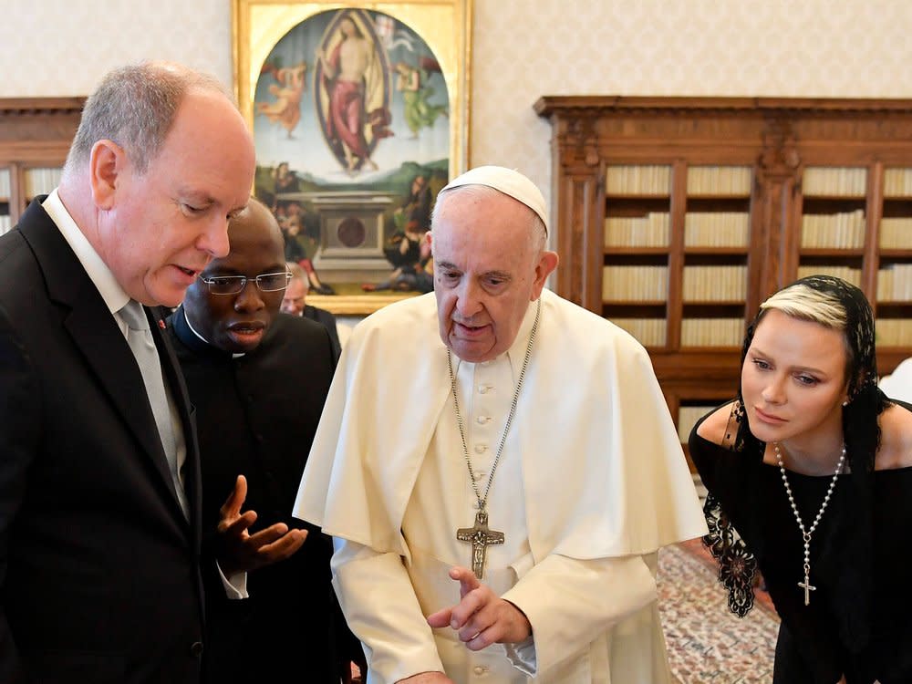 Fürst Albert II. von Monaco (l.), Papst Franziskus und Charlène von Monaco während eines Besuchs im Vatikan. (Bild: imago images/Independent Photo Agency Int.)