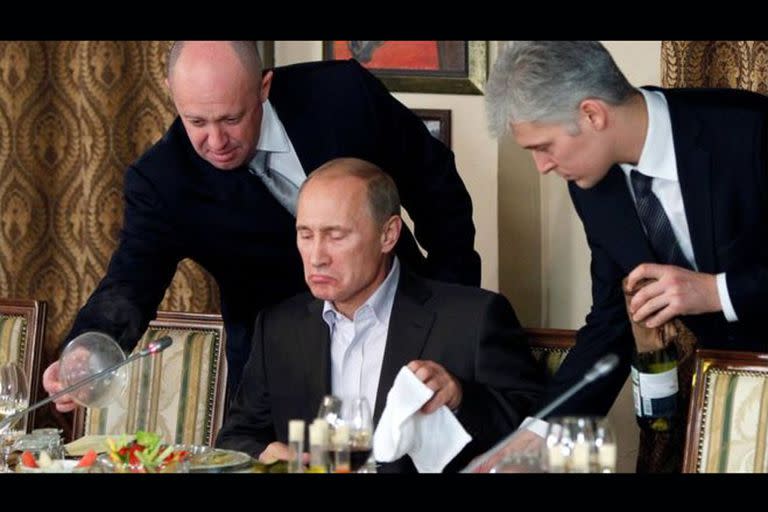 Yevgeny Prigozhin, a la izquierda, es conocido como &quot;el chef de Vladimir Putin&quot;