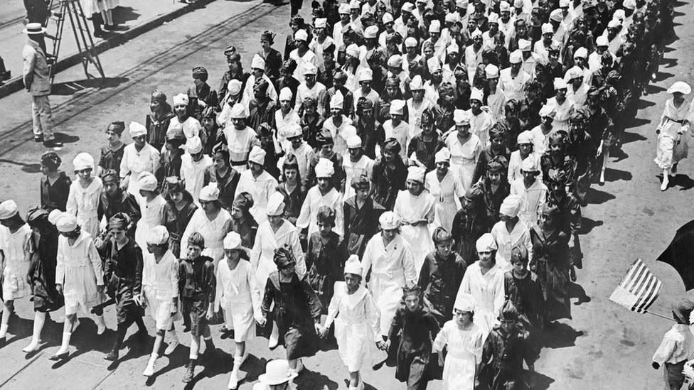 Marcha durante la pandemia en 1918