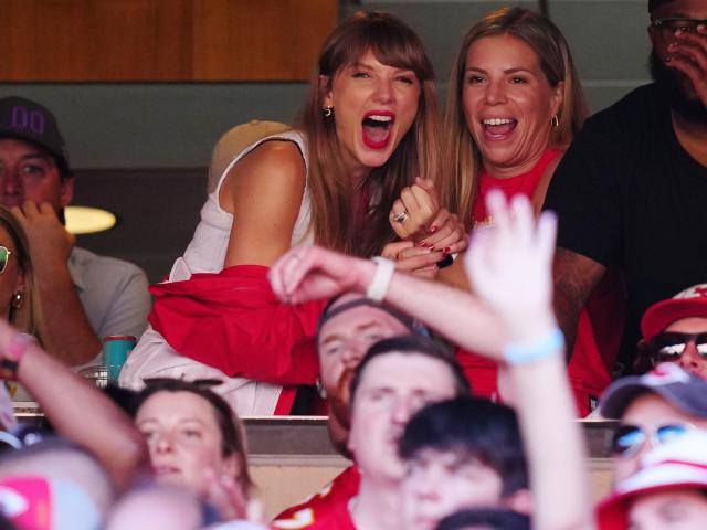 Taylor Swift hugs Travis Kelce's mom, Donna, at Chiefs game