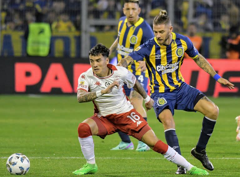 Maniobra Rodrigo Cabral, que tuvo una chance de gol muy favorable cuando el Globo ya estaba arriba; el arquero Jorge Broun se la frustró.