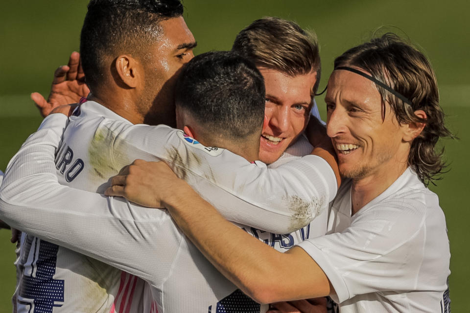 Los jugadores del Real Madrid festejan el segundo gol de la victoria 2-0 ante el Valencia por la Liga española, el domingo 14 de febrero de 2021, en Madrid. (AP Foto/Manu Fernández)