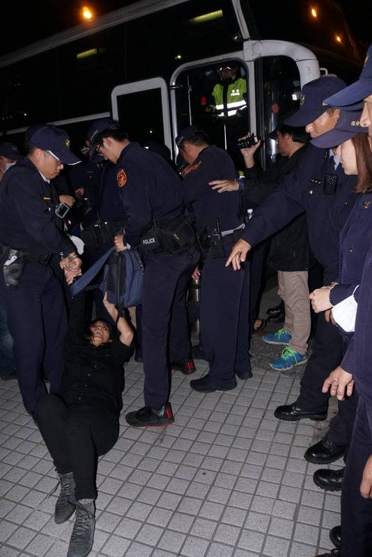 勞團遊行落幕 警備車載走抗議者。圖／中央社