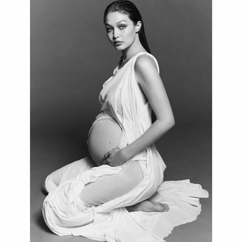 Très discrète depuis le début de sa grossesse, Gigi Hadid a finalement attendu la fin de l’été pour dévoiler sur Instagram son baby bump. Les superbes clichés en noir et blanc dévoilant un ventre très rebondi de la chérie de Zayn Malik ont été salués de cœurs et de "like" par ses nombreux followers. Parmi lesquels : Kate Hudson, Lily-Rose Depp ou encore Gisele Bündchen. © Instagram @gigihadid