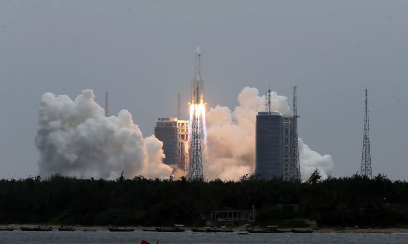 ▲中國航太科技集團公司的「長征五號」的失控火箭殘骸，將在週六（8）墜落回到地球。（圖／美聯社／達志影像）
