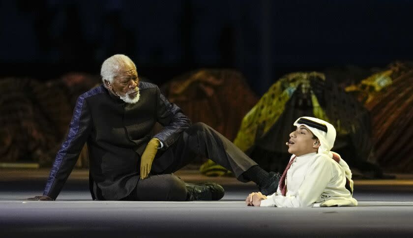 El actor Morgan Freeman (izquierda) sentado en el escenario junto a Ghanim Al Muftah, embajador de la Copa Mundial, durante la ceremonia inaugural del Mundial en el estadio Al Bayt en Jor, Qatar, el domingo 20 de noviembre de 2022. (AP Foto/Natacha Pisarenko)