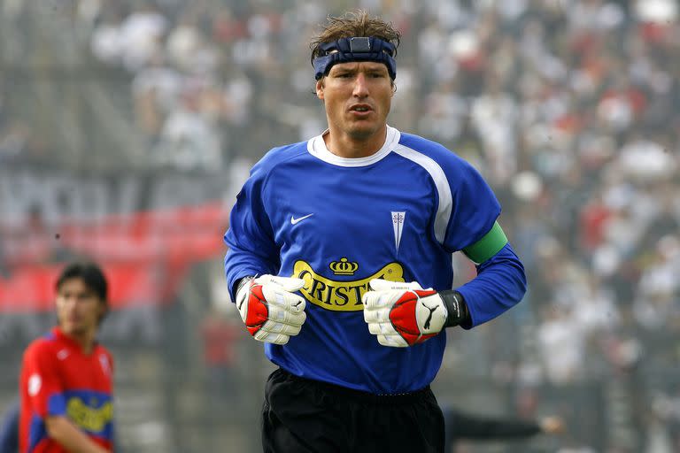 José María Buljubasich, en sus tiempos de arquero de la Universidad Católica de Chile, el club en el que sigue trabajando.