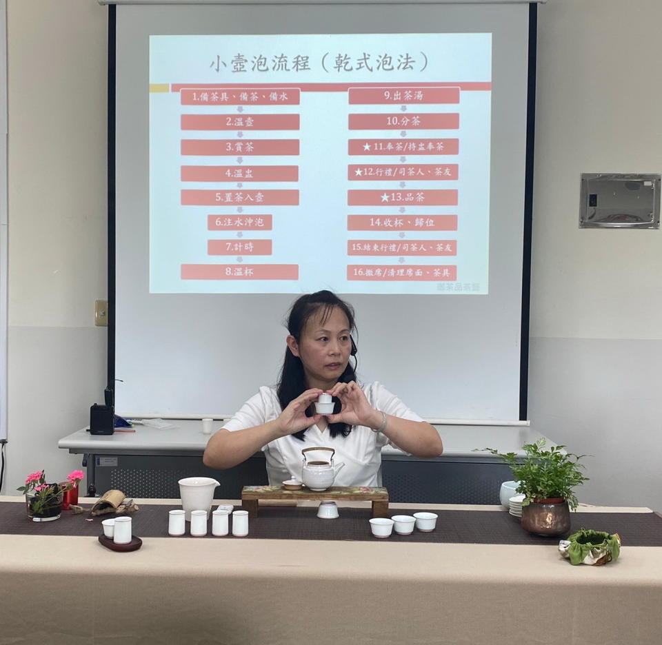 開南大學茶通識課程邀請茶藝師曹淑英，示範介紹小壺泡茶儀軌。圖：北榮桃園分院提供