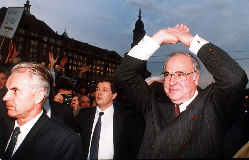 <p>Nach dem Fall der Mauer im November 1989 legt Kohl ein „Zehn-Punkte-Programm zur Überwindung der Teilung Deutschlands und Europas“ vor. Darin wurden Festlegungen getroffen, die die Zukunft der beiden Staaten regelten.<br> (Bild: AP Photo/Jockel Finck) </p>