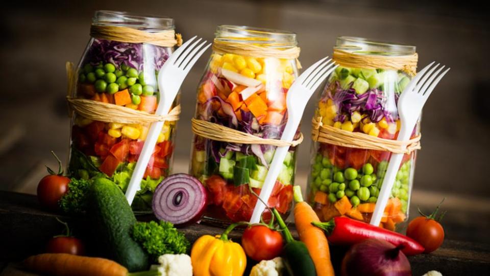 Utiliza tarros de cristal o tuppers de vidrio herméticos. Los alimentos se conservan mejor, hasta saben mejor y son mucho más limpios. (Foto: Getty)