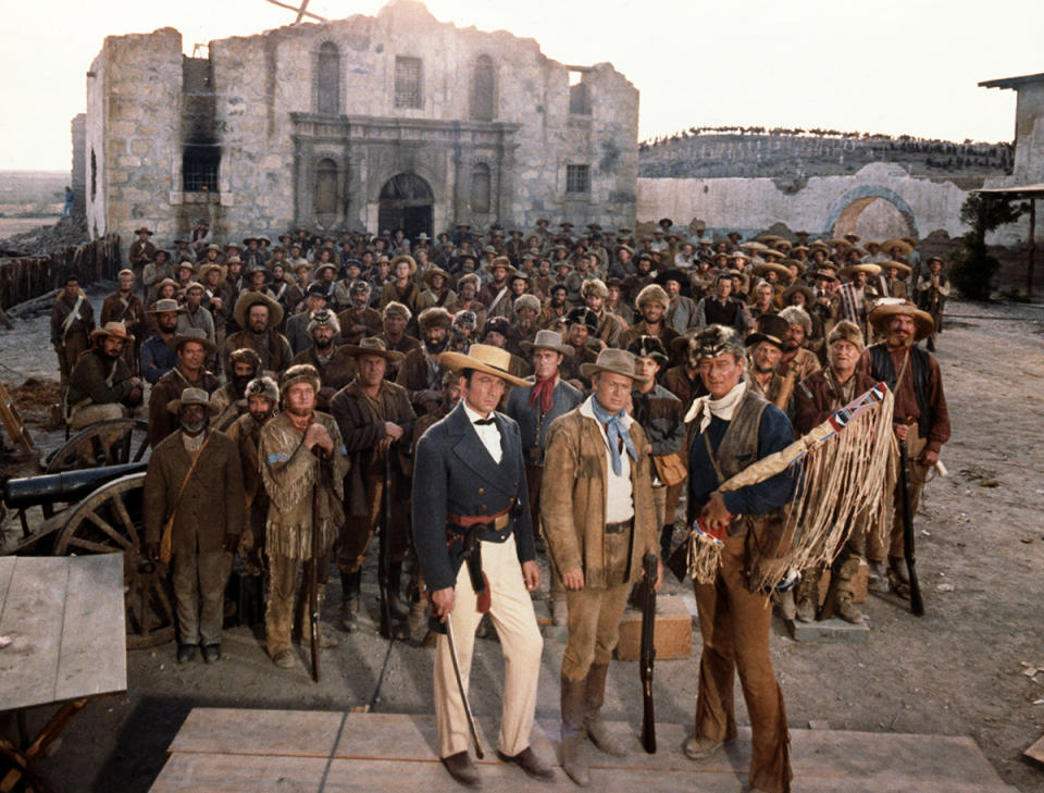 Los actores americanos Laurence Harvey, Richard Widmark junto a John Wayne en el set de 'El Álamo' (Foto: United Artists/Sunset Boulevard/Corbis via Getty Images)