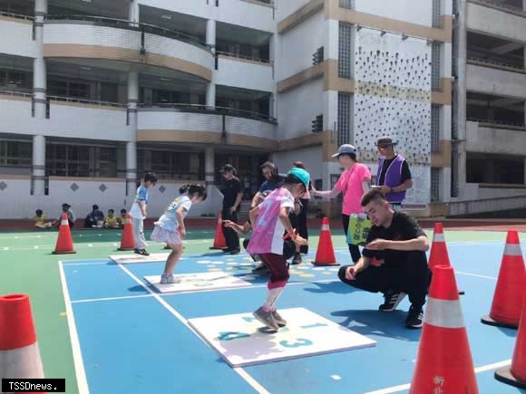 新北市兒童田徑聯賽-十字雙腳併腿跳。（新北市體育處提供）