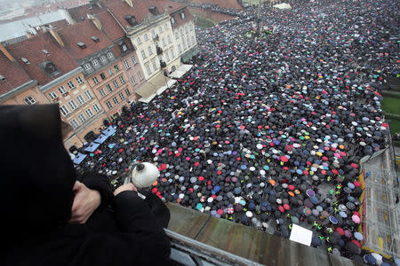 Thousands of people gather during an abortion rights campaigners' demonstration to protest against plans for a total ban on abortion in front of the Royal Castle in Warsaw, Poland October 3, 2016. Picture taken October 3, 2016 Agencja Gazeta/Slawomir Kaminski/via REUTERS