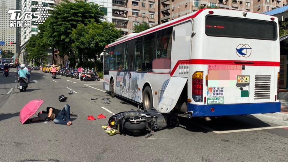 機車騎士與公車碰撞後噴飛倒地，當場摔斷右腿。（圖／TVBS）