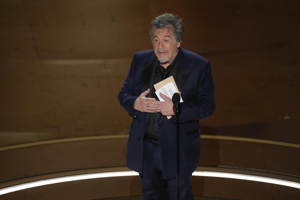 Al Pacino presenta el premio a mejor película en los Oscar el domingo 10 de marzo de 2024, en el Teatro Dolby en Los Ángeles. (Foto AP/Chris Pizzello)