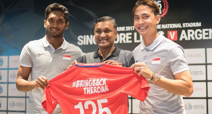 Singapore Vice Captain Hariss Harun, Singapore head coach V Sundramoorthy and Singapore captain Shahril Ishak holding a jersey to commemorate the 125th anniversary of the Football Association of Singapore. Photo: Stefanus Ian for Yahoo Singapore