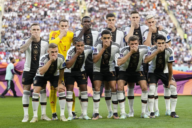 Los jugadores alemanes se tapan la boca en la formación inicial antes del partido de Alemania contra Japón