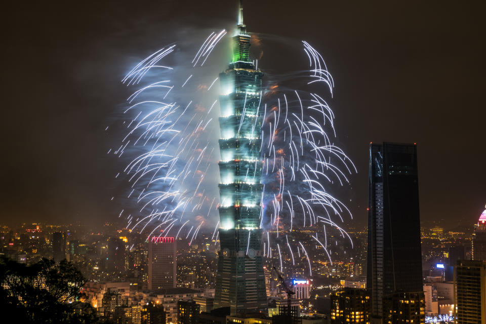 Fireworks light up the skyline in Taipei just after midnight on January 1, 2018. (Photo: Billy H.C. Kwok via Getty Images)