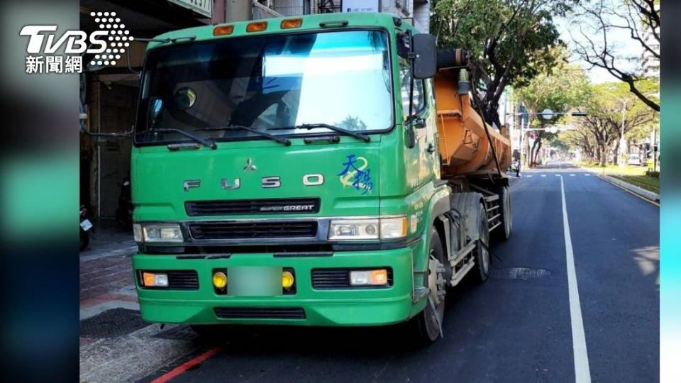 卡車在車道上要倒車進入工地時，車頭侵入軌道區，撞擊行進間之輕軌列車車頭。（圖／TVBS）