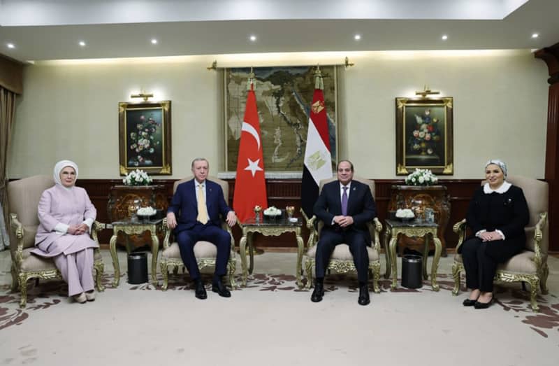 (LR) Türkiye'nin First Lady'si Emine Erdoğan, Türkiye Cumhurbaşkanı Recep Tayyip Erdoğan, Mısır Cumhurbaşkanı Abdülfettah el-Sisi ve Mısır First Lady'si İntisar Amer, toplantı sırasında fotoğraf çektiriyor.  Erdoğan, iki ülke arasında yaklaşık on yıldır süren diplomatik gerilimin ardından gelen tarihi bir ziyarette Sisi ile görüşmek üzere 14 Şubat'ta Kahire'ye geldi.  -/Türkiye Cumhuriyeti Cumhurbaşkanlığı/dpa