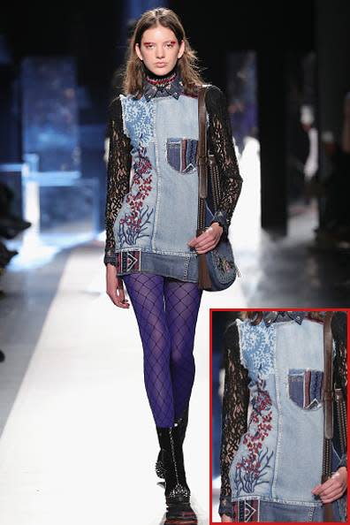 <p>Un minivestido de mezclilla con discretas aplicaciones de flores a un lado, convertirán tu <em>outfit</em> en envidiable. Mira la creación de la firma española DESIGUAL, quien combina la prenda con mallas de color violeta. – <em>Foto: Neilson Barnard/Getty Images for Desigual </em> </p>