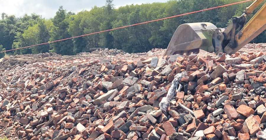 彰化縣溪湖鎮農業區遭業者大量運棄營建廢棄物，建設處依《都市計畫法》第79條規定，重罰新台幣30萬元，並限期30日內恢復原狀。（圖／中國時報吳敏菁）