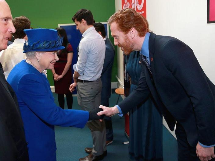 La reine Elizabeth serre la main de Damien Lewis