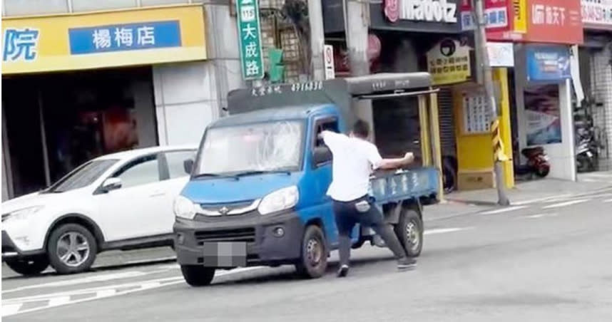 桃園市楊梅火車站前有男子隨機襲擊小貨車。（圖／翻攝臉書「記者爆料網」）