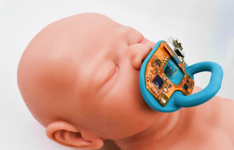 Un prototipo del chupete electrónico que permite conocer la salud del bebé en base a muestras automáticas de saliva