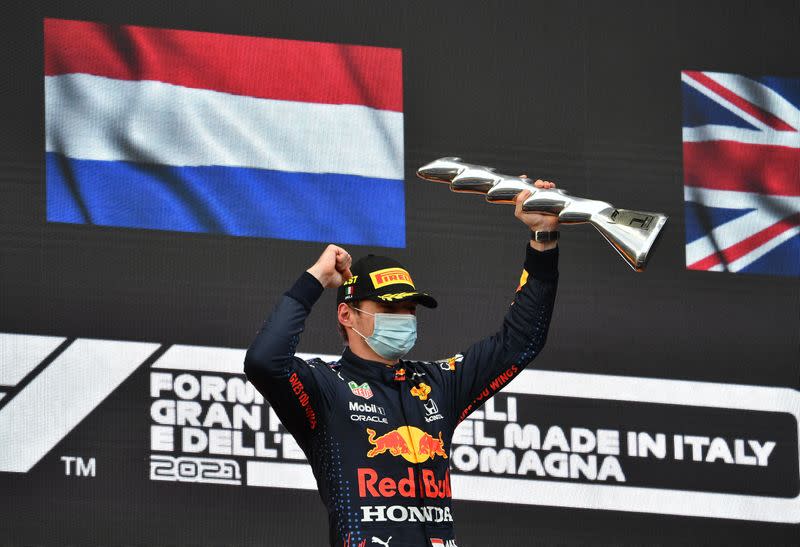 Foto del domingo del piloto de Red Bull Max Verstappen celebrando tras ganar en Imola