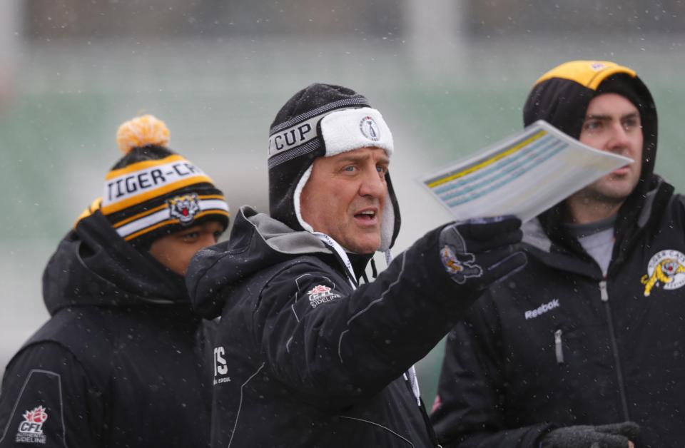 Hamilton Tiger-Cats' head coach Kent Austin (C) talks to his staff in the extreme cold during team practice in Regina, Saskatchewan, November 20, 2013. The Saskatchewan Roughriders will play the Hamilton Tiger-Cats in the CFL's 101st Grey Cup in Regina November 24, 2013. REUTERS/Todd Korol (CANADA - Tags: SPORT FOOTBALL)