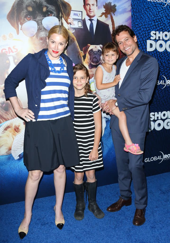 Alice Evans y Ioan Gruffudd con sus hijas