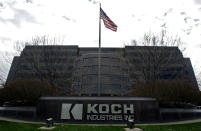 <p>Sein Bruder leitet mit dem Öl- und Chemiekonsortium Koch Industrie das zweitgrößte Unternehmenskonglomerat in den USA in Privatbesitz. Charles G. Koch kommt mit 48,5 Milliarden US-Dollar auf den sechsten Platz der „Forbes“-Reichenliste. </p>