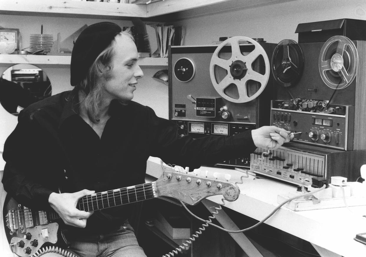  Brian Eno plug in. 