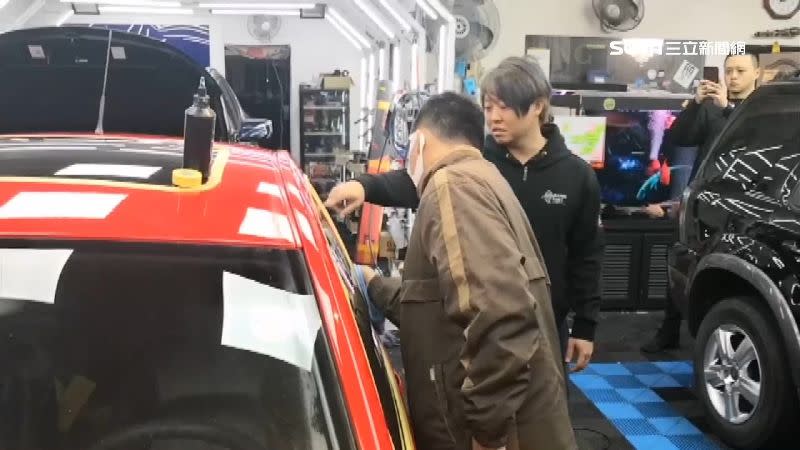 5寶爸昨日終於到洗車美容店上班。