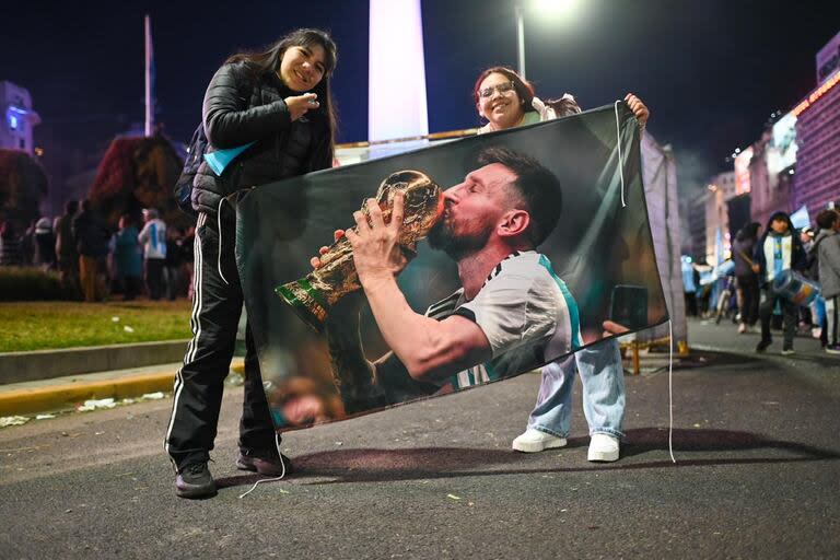 Hinchas de la albiceleste levanta un cartel de Messi