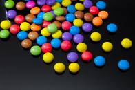 <p>Hätten Sie gewusst, dass M&M's und Geleebonbons Läuse enthalten? Der rote Farbstoff Karmin, der in vielen Lebensmitteln und Kosmetikartikeln enthalten ist, wird aus zerquetschten Cochenilleschildläusen gewonnen. Klingt nicht sehr appetitlich ... (Bild: iStock / Naked King)</p>