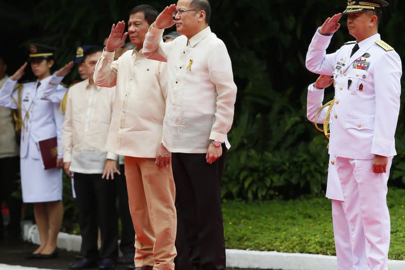 菲律賓新任總統（Rodrigo Duterte，中）6月30日宣誓就職，右為卸任總統艾奎諾三世（美聯社）