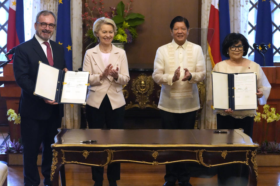 Philippine President Ferdinand Marcos Jr., second from right, claps beside European Commission President Ursula von der Leyen, second from left, after signing ceremonies at the Malacanang Presidential Palace in Manila, Philippines, Monday, July 31, 2023. (AP Photo/Aaron Favila, Pool)