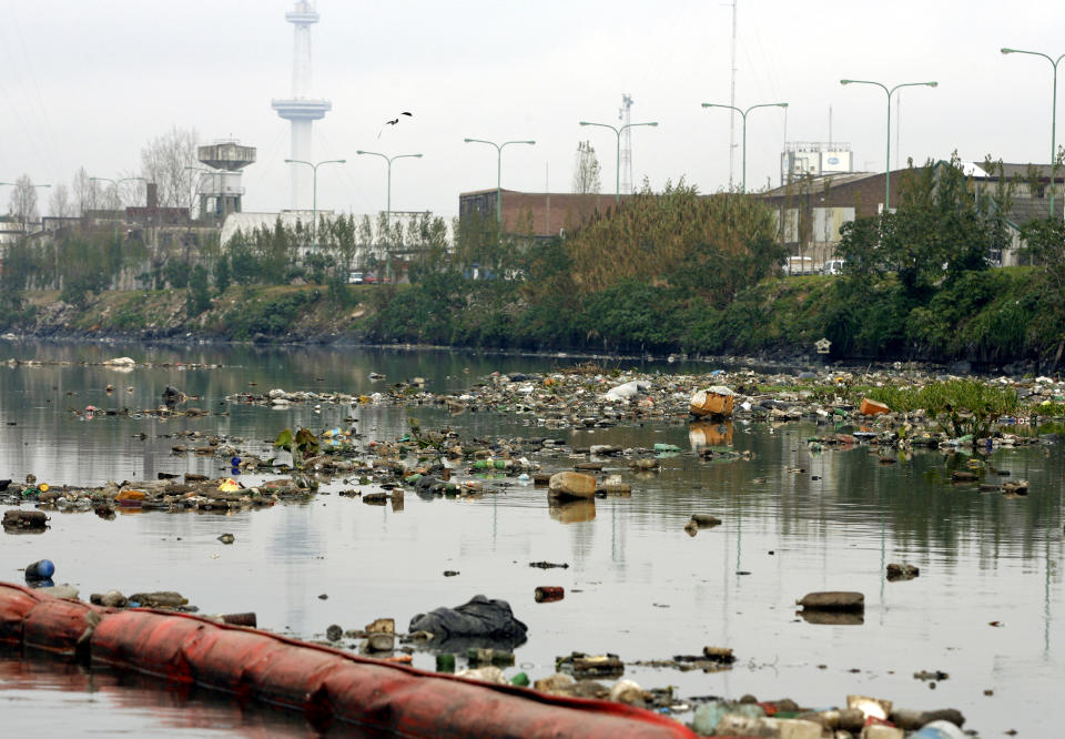 La basura flota en las aguas del río Riachuelo en Buenos Aires 17 de agosto de 2006. La cuenca del río Matanza-Riachuelo alberga a casi cinco millones de personas, más del 10 por ciento de la población total de Argentina. Foto: Reuters/Enrique Marcarian 