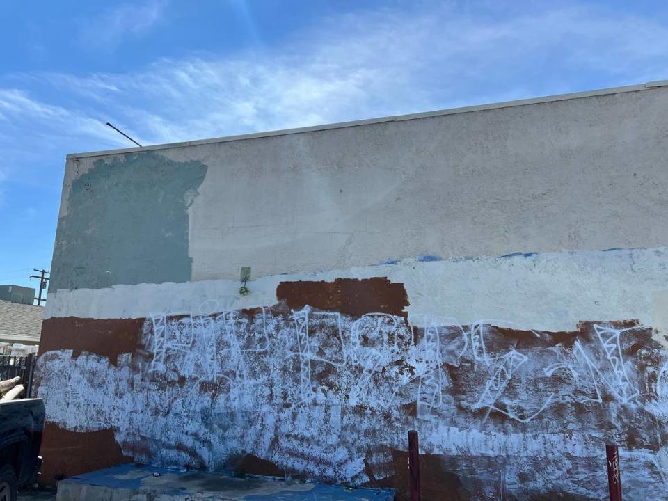 Grafiti en un negocio privado en el oeste de Modesto, el martes 16 de abril. Los propietarios son responsables de eliminar las pintadas.