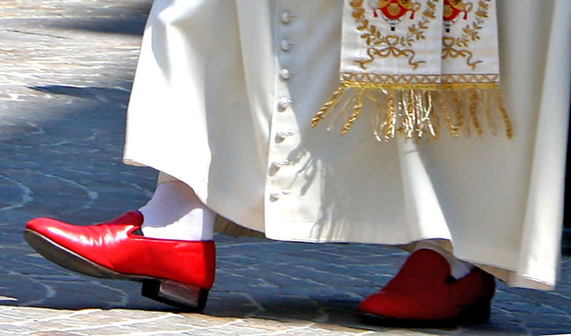 Los zapatos rojos del Papa