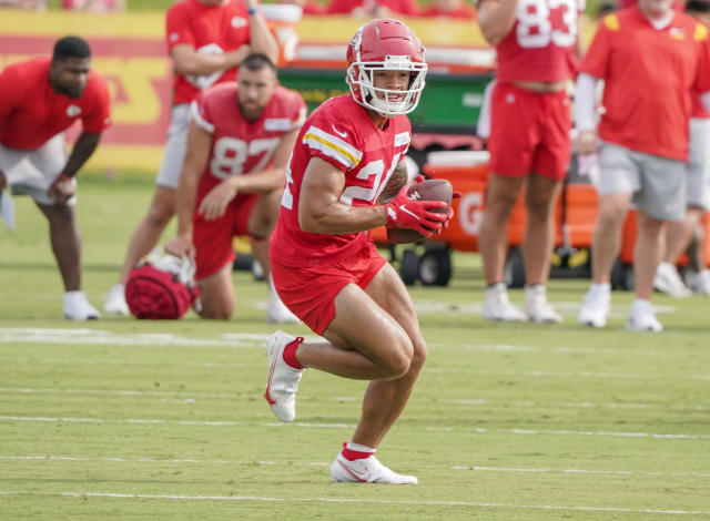 WATCH: Skyy Moore takes direct-snap at Chiefs' rainy Monday practice