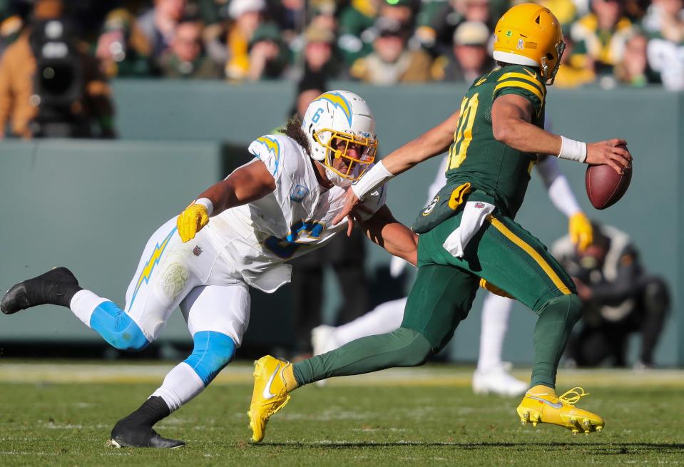 Los Angeles Chargers linebacker Eric Kendricks (6) rushes Green Bay Packers quarterback Jordan Love (10) on Sunday, November 19, 2023, at Lambeau Field in Green Bay, Wis.<br>Tork Mason/USA TODAY NETWORK-Wisconsin