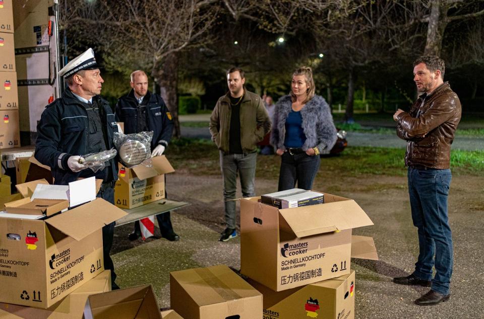 Sebastian Bootz (Felix Klare, rechts) glaubt, dass Jan Hanika (Frederic Linkemann, dritter von rechts) und Jessy Schwanitz (Rilana Nitsch) gerade Schmuggelware austauschen. Kommissar Stolle (Bernd Gnann, links) hat den Eindruck, dass Sebastian ihn völlig umsonst geholt hat. (Bild: SWR/Christian Koch)