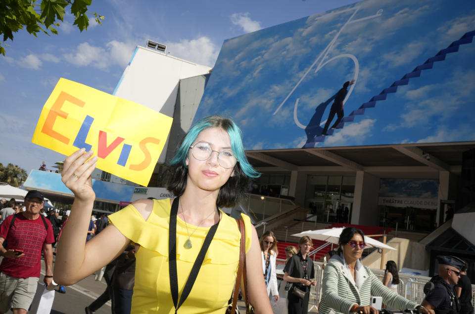 Una cinéfila sostiene un cartel de "Elvis" durante el estreno de "Elvis" en el Festival de Cine de Cannes, el miércoles 25 de mayo de 2022 en Cannes, Francia. (Foto AP/Petros Giannakouris)