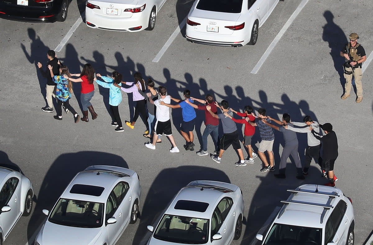 Los estudiantes son conducidos fuera de la escuela secundaria Marjory Stoneman Douglas tras el tiroteo masivo (Getty Images)