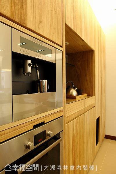 依據屋主所需使用的設備，將咖啡機與烤箱整合設計，讓收納櫃有乾淨的印象。