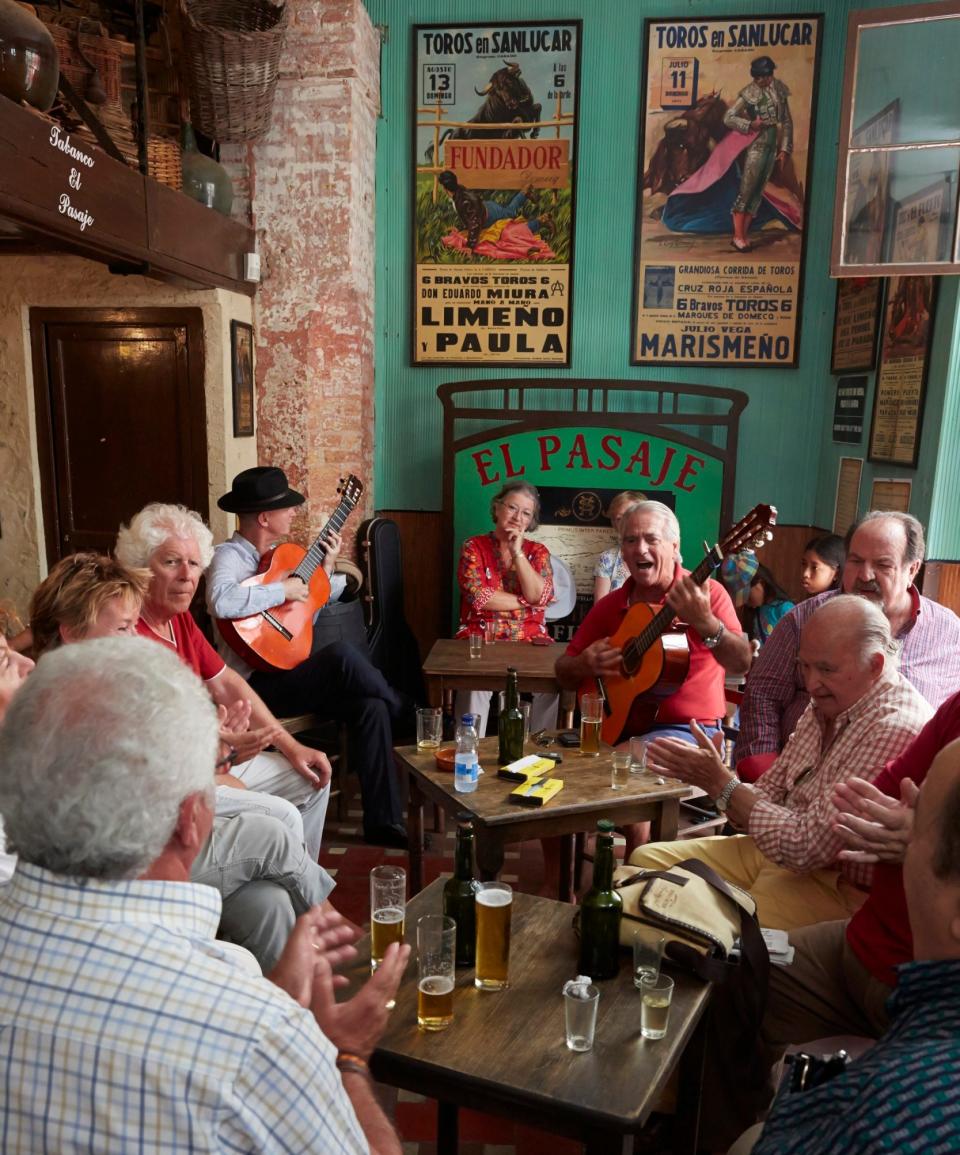 Στα πολλά sherry bars γύρω από την Jerez μπορείτε συχνά να βρείτε αυθόρμητο ή προγραμματισμένο τραγούδι, χορό και κιθάρα